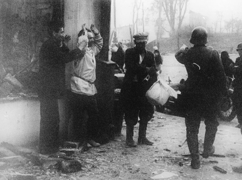 039 Гитлеровцы арестовывают мирных граждан в Витебске. 1941 год.