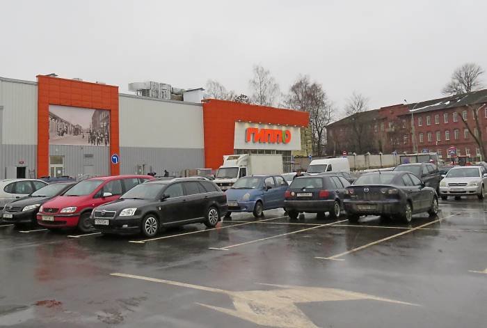 К услугам автомобилистов возле гипермаркета организована парковка на 300 машиноместа. Фото Светланы Васильевой