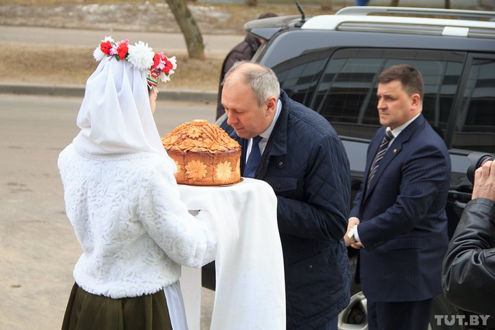 Сергея Румаса встречают хлебом-солью.