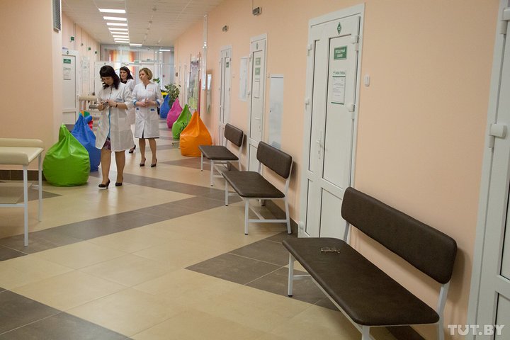 В поликлинике светлые и уютные коридоры и холлы