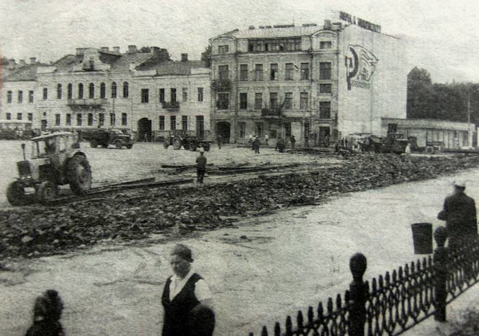 Здания на площади Свободы и кафе «Витьба»