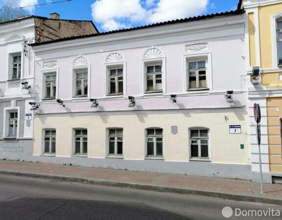 В Витебске продают 6-комнатную 2-этажную квартиру, занимающую целый дом, которому, вероятно, 200 лет. Цена недвижимости — 500 000 долларов США.